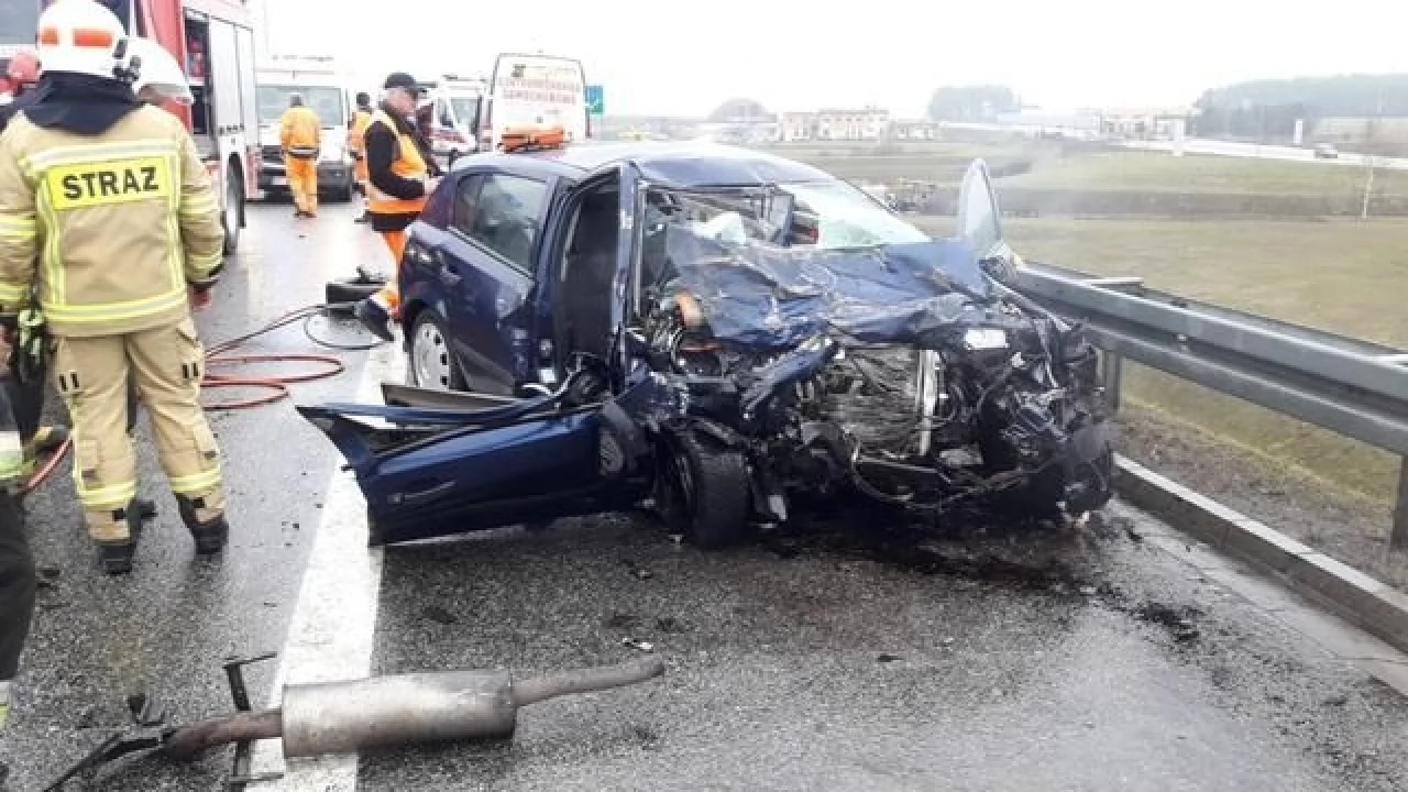Śmiertelny wypadek na A1. Jedno z aut prawdopodobnie wjechało pod prąd