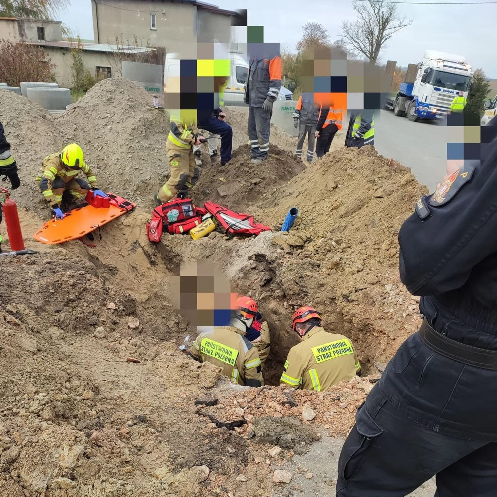 Wypadek na terenie budowy. Pracownik trafił do szpitala
