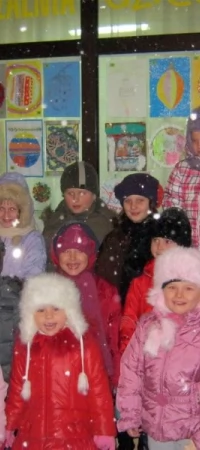 Uczestnicy konkursu na tle swoich prac