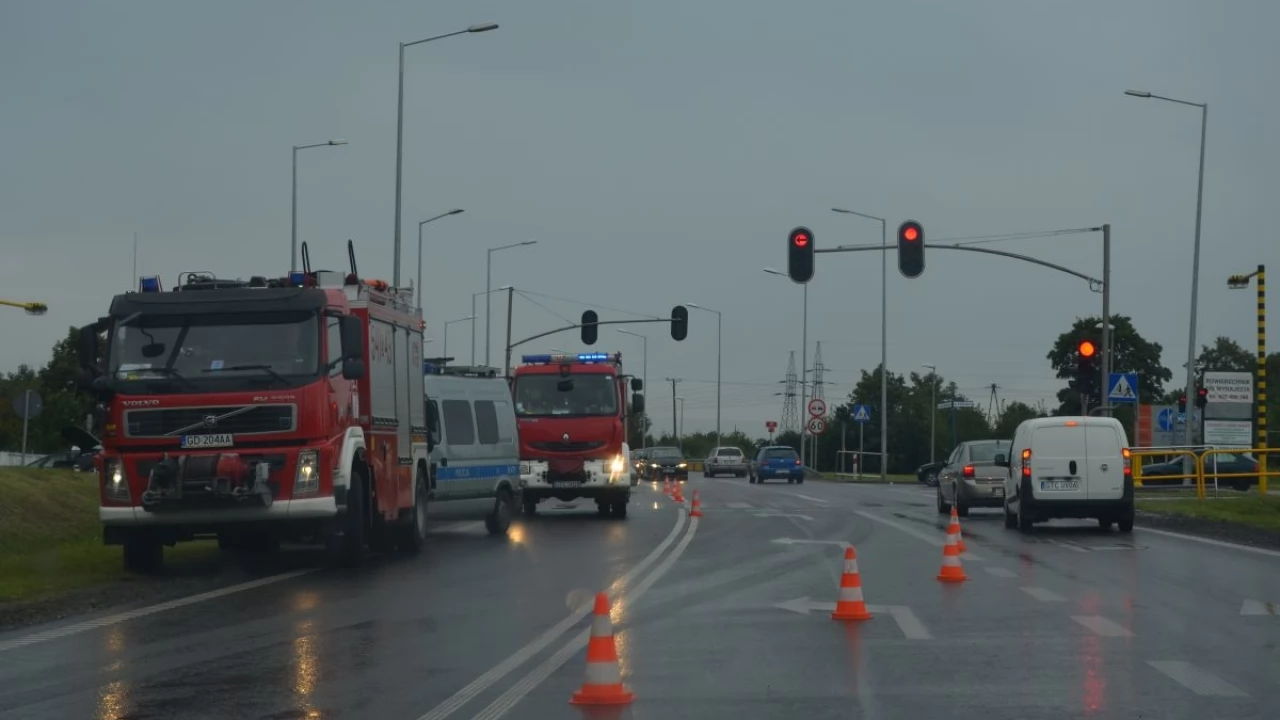 Wypadek na al. Solidarności. Osobówka zderzyła się z samochodem przewożącym butle z gazem