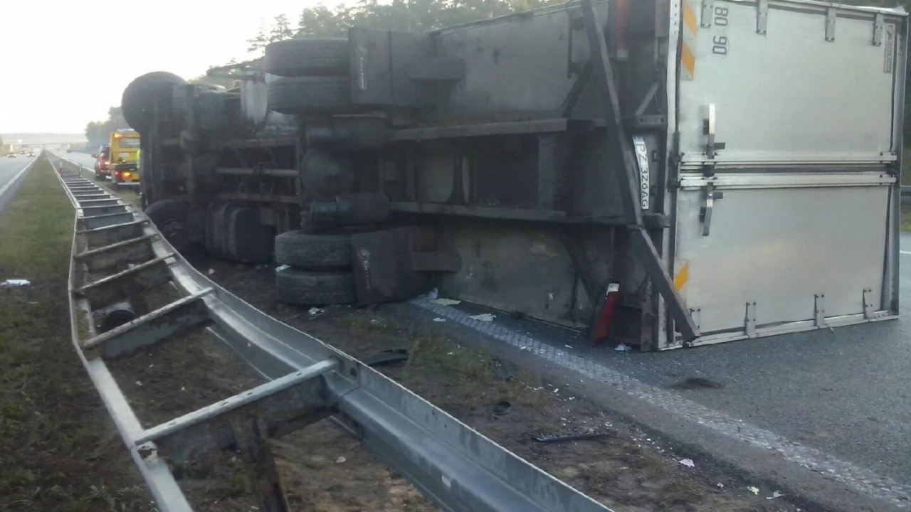 Autostrada A1 - chłodnia z ogórkami utrudnia przejazd