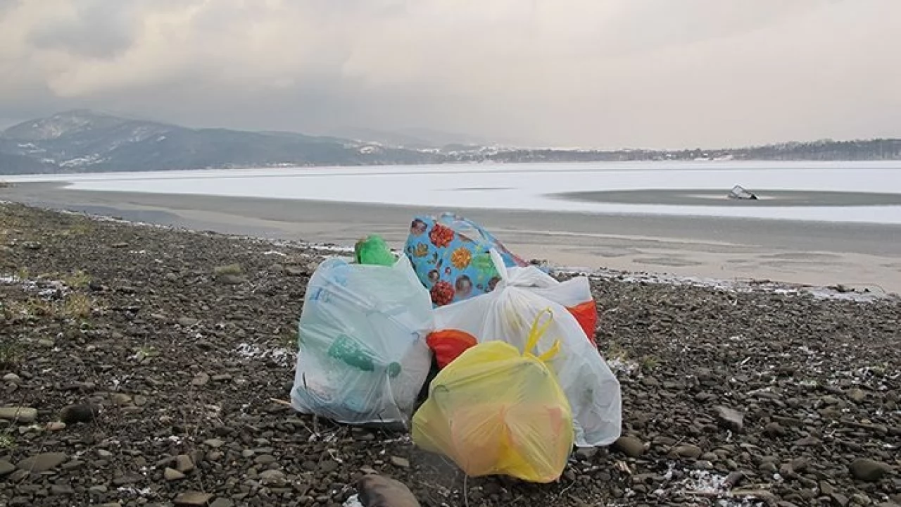 Nie bądź jednorazowy. 365 reklamówek… śmieci