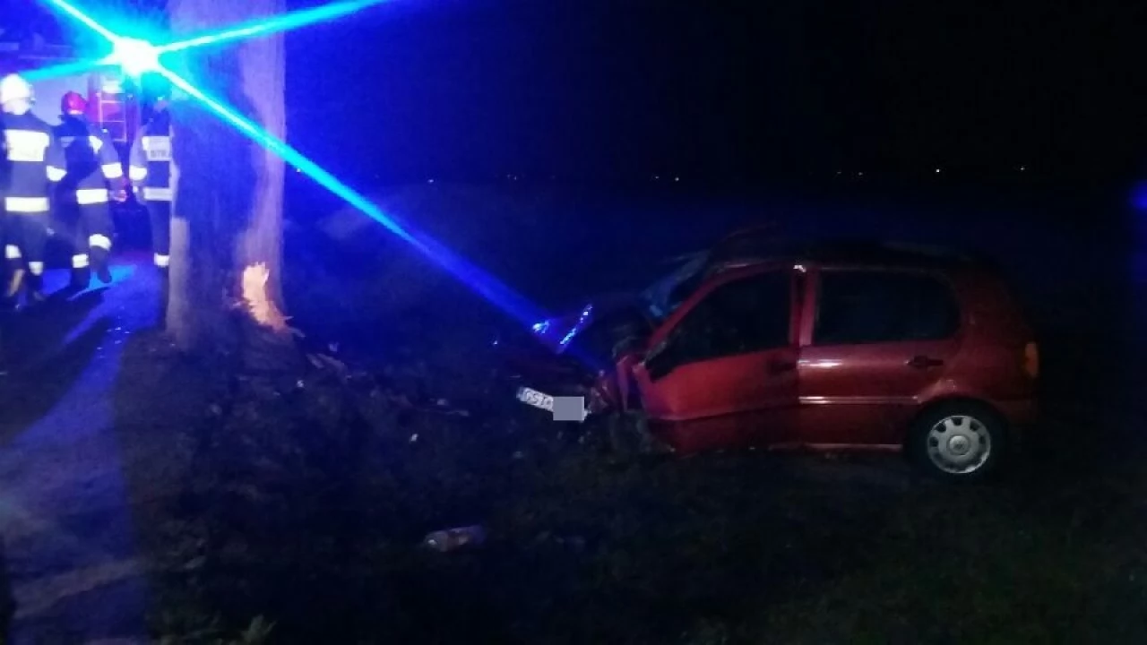 Bałdowo. Auto wjechało w drzewo