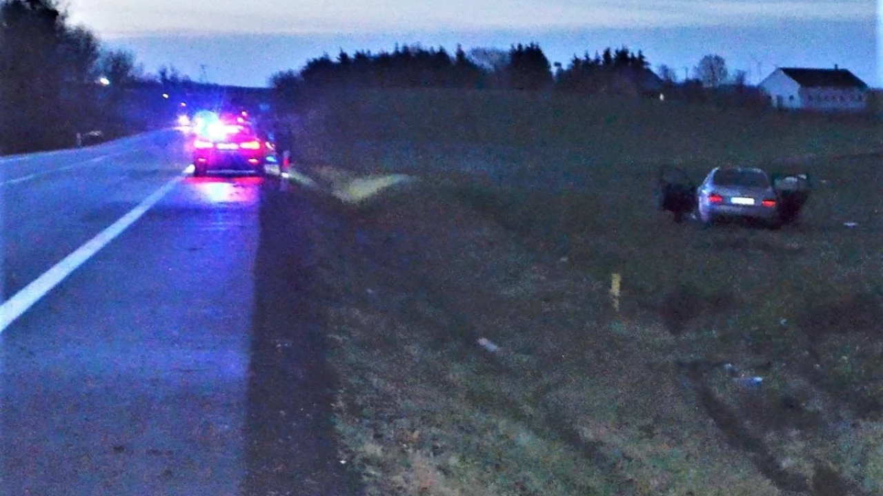 Dwudziestolatka straciła panowanie nad BMW i dachowała