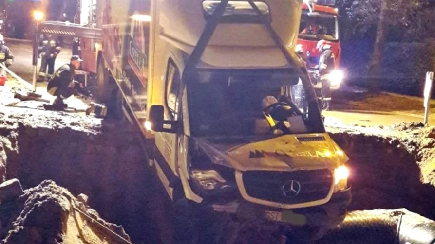 Auto w wykopie na Gdańskiej
