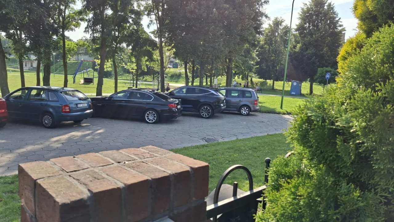 Blokowanie przejazdu ul. Nadbrzeżna - parkowanie w poprzek drogi