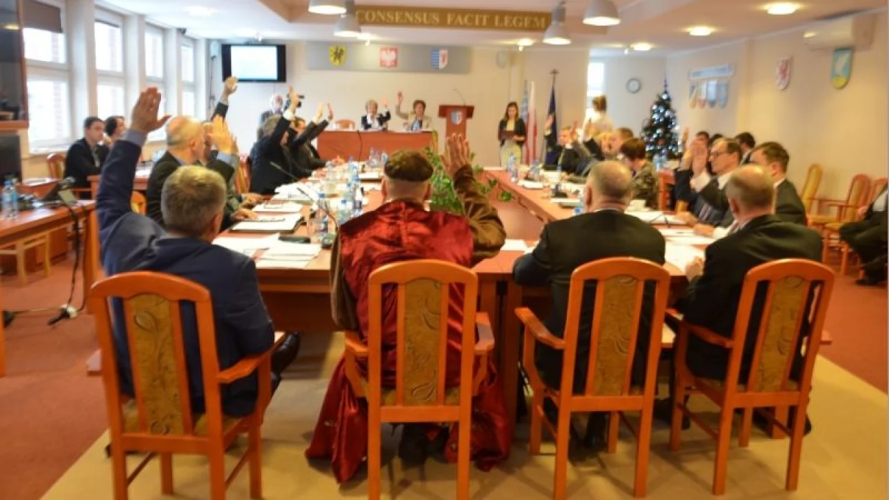 Radni dyskutowali o wyższych zarobkach starosty