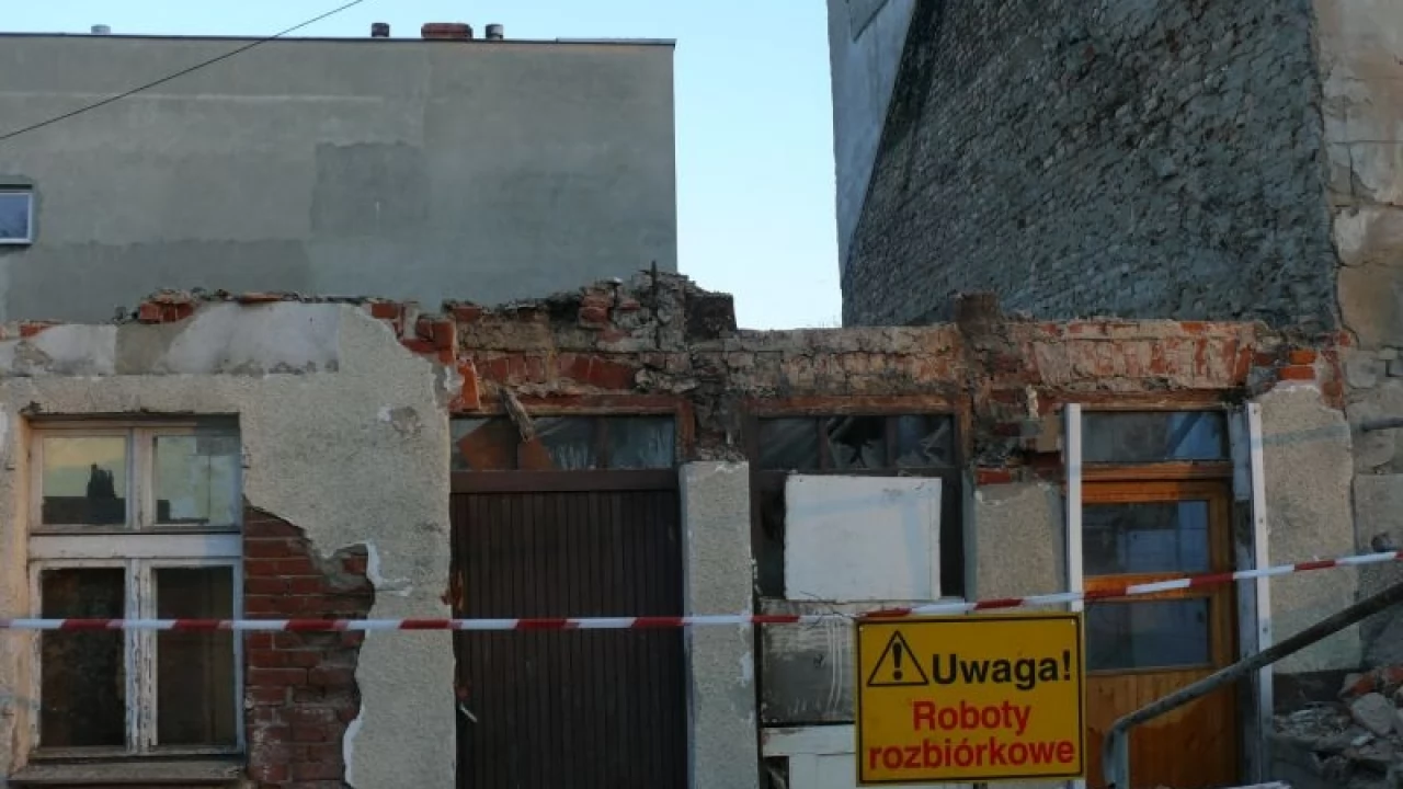 Ruszyła rozbiórka rudery w centrum miasta