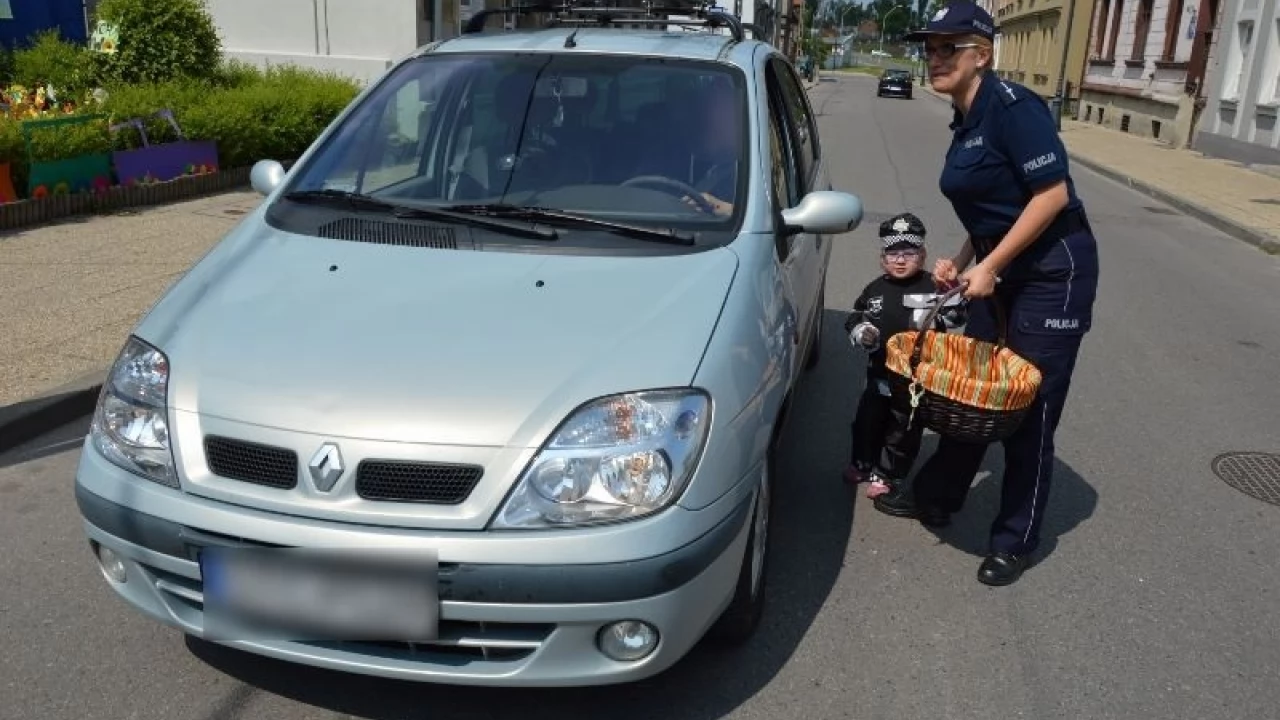 Policjanci sypnęli... lizakami
