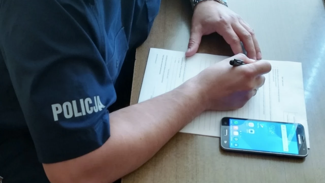 Telefon komórkowy czeka na właściciela na komendzie