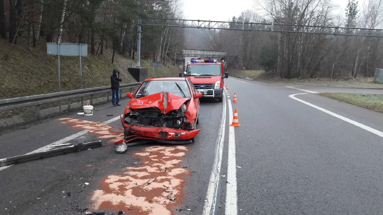 "Osobówka" najechała na tył samochodu ciężarowego - jedna osoba w szpitalu