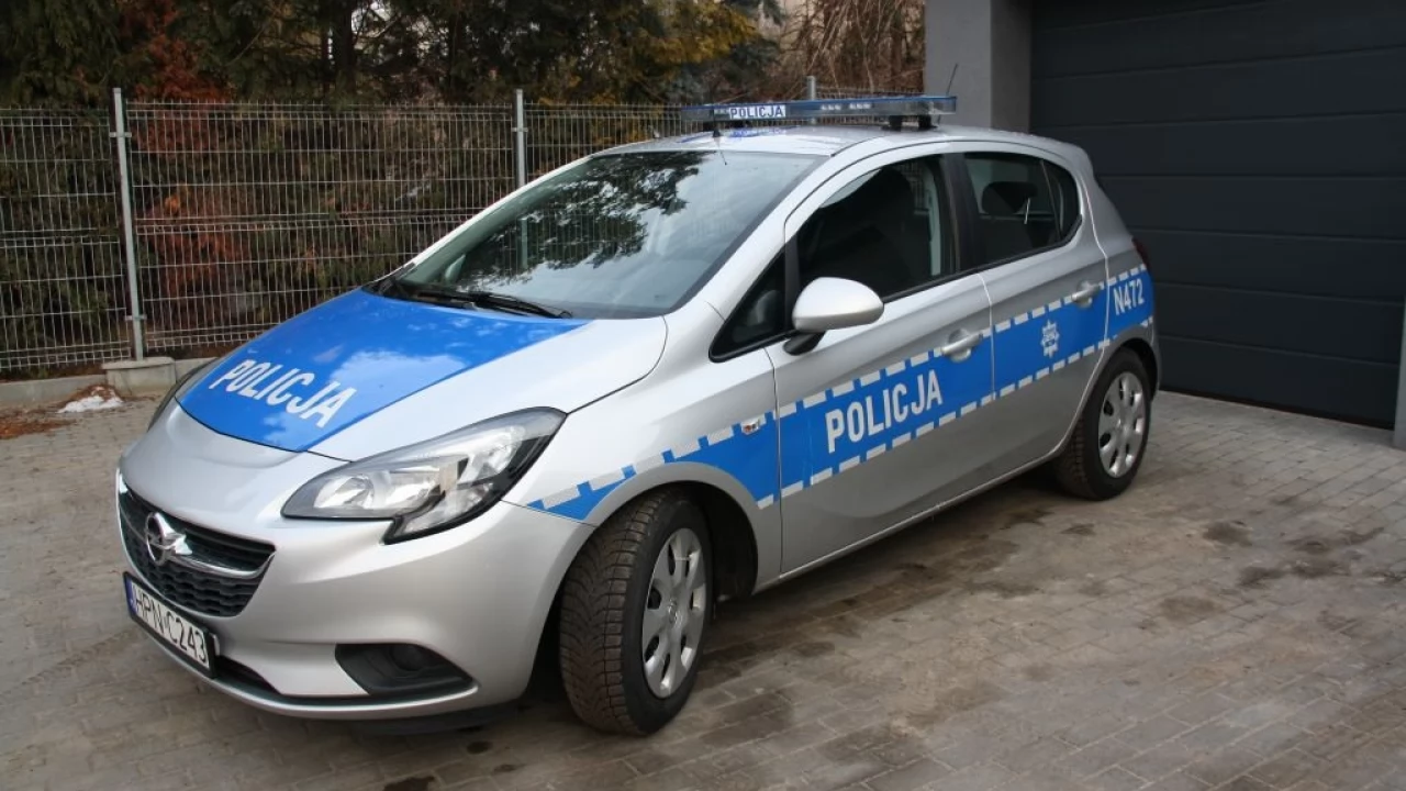 Gniewscy policjanci cieszą się z nowego radiowozu