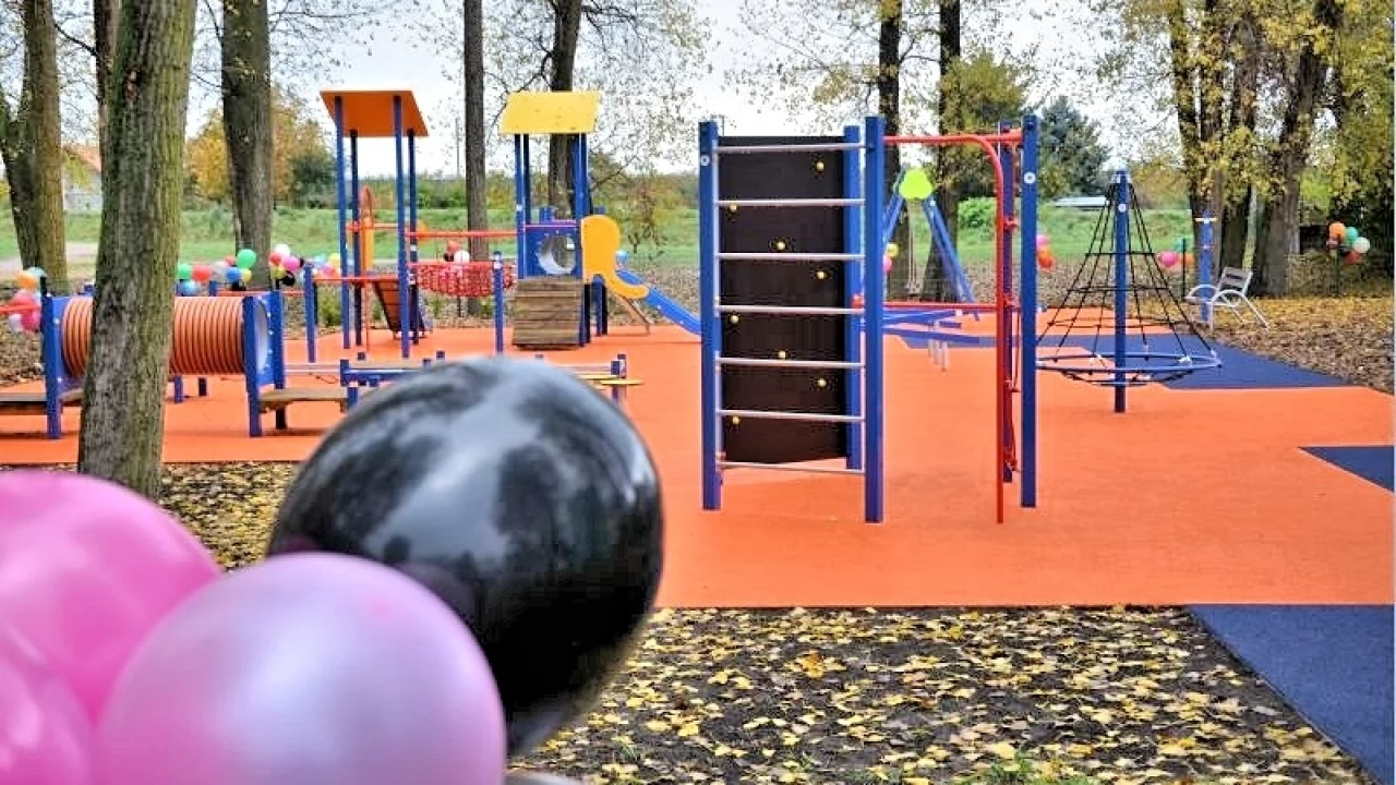 Najmłodsi z "ósemki" mają już "radosny" plac zabaw