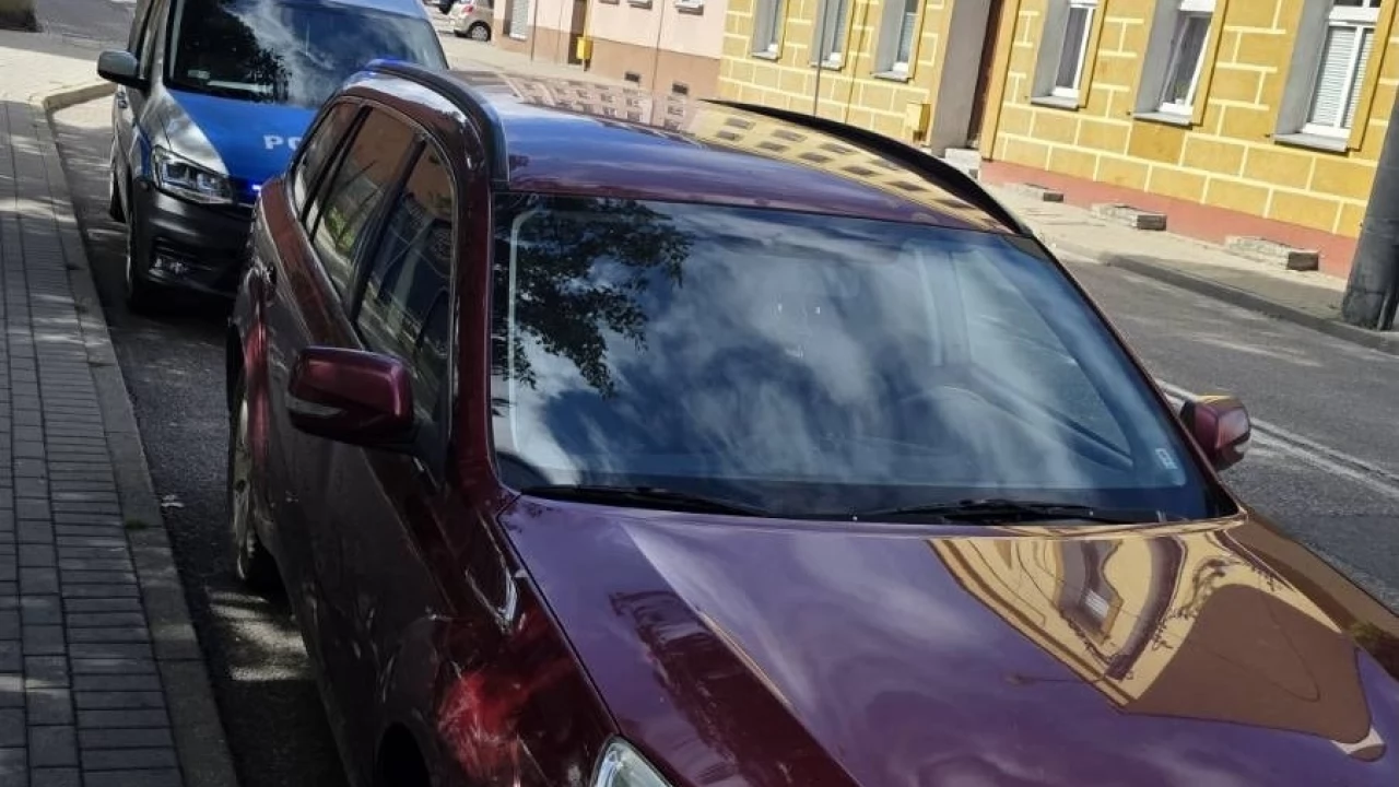 Słoiki z suszem w samochodzie. Policjanci zatrzymali 44-latka