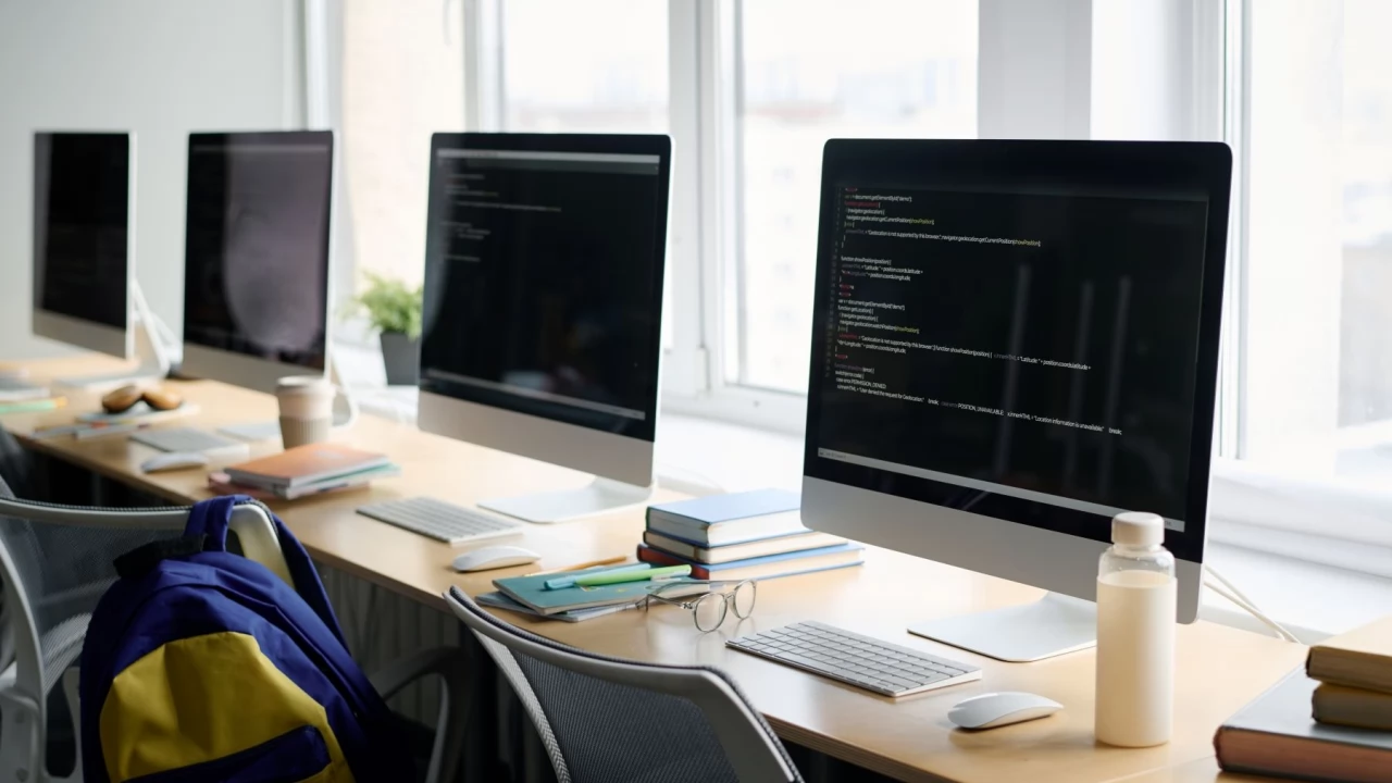 Gdzie znaleźć bezpłatne technikum informatyczne dla młodzieży? Przewodnik dla rodziców po 8. klasie