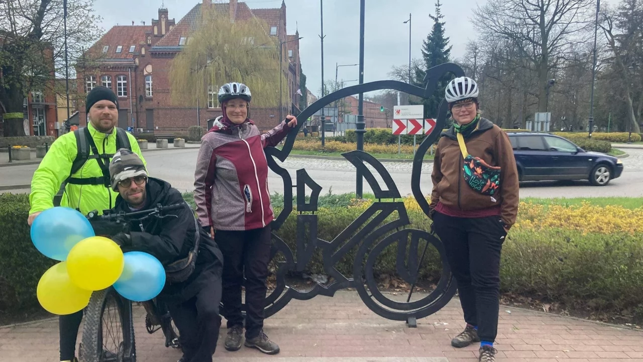 Przejechali 1000 km, by przywieźć słodki pakunek