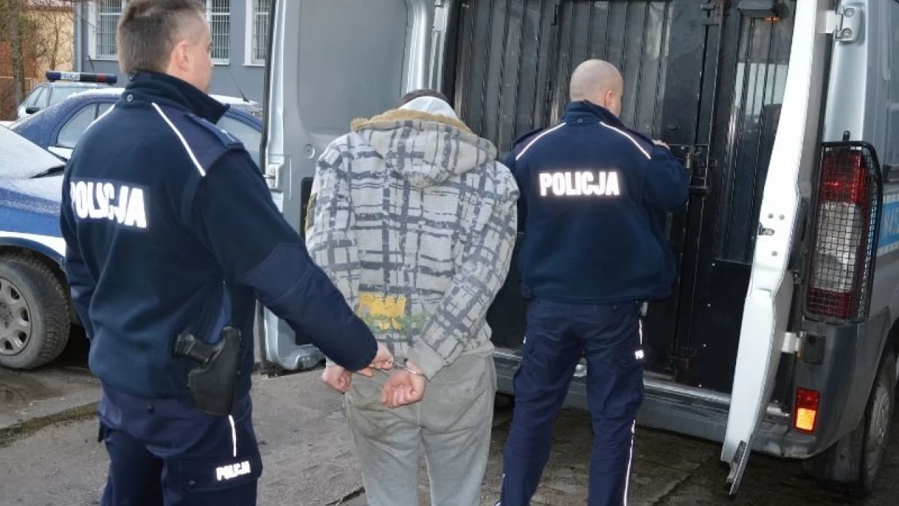 Ul. Żwirki. Szarpał się, przewrócił i wyrwał torebkę