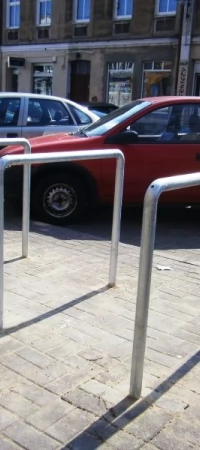 Przy nowych stojakach można zaczepić 6 rowerów
