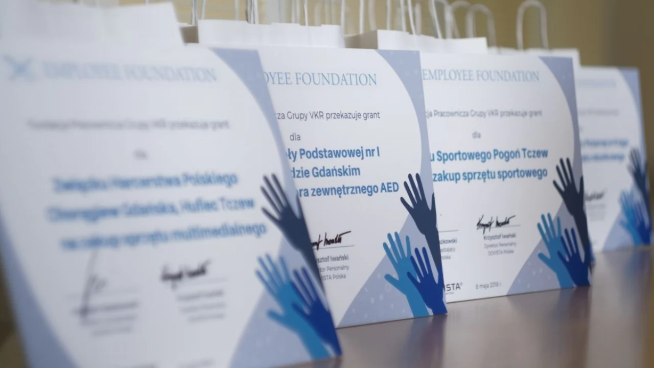 Sprzęt multimedialny, sportowy oraz defibrylator AED- Fundacja Pracownicza Grupy VKR przyznała granty