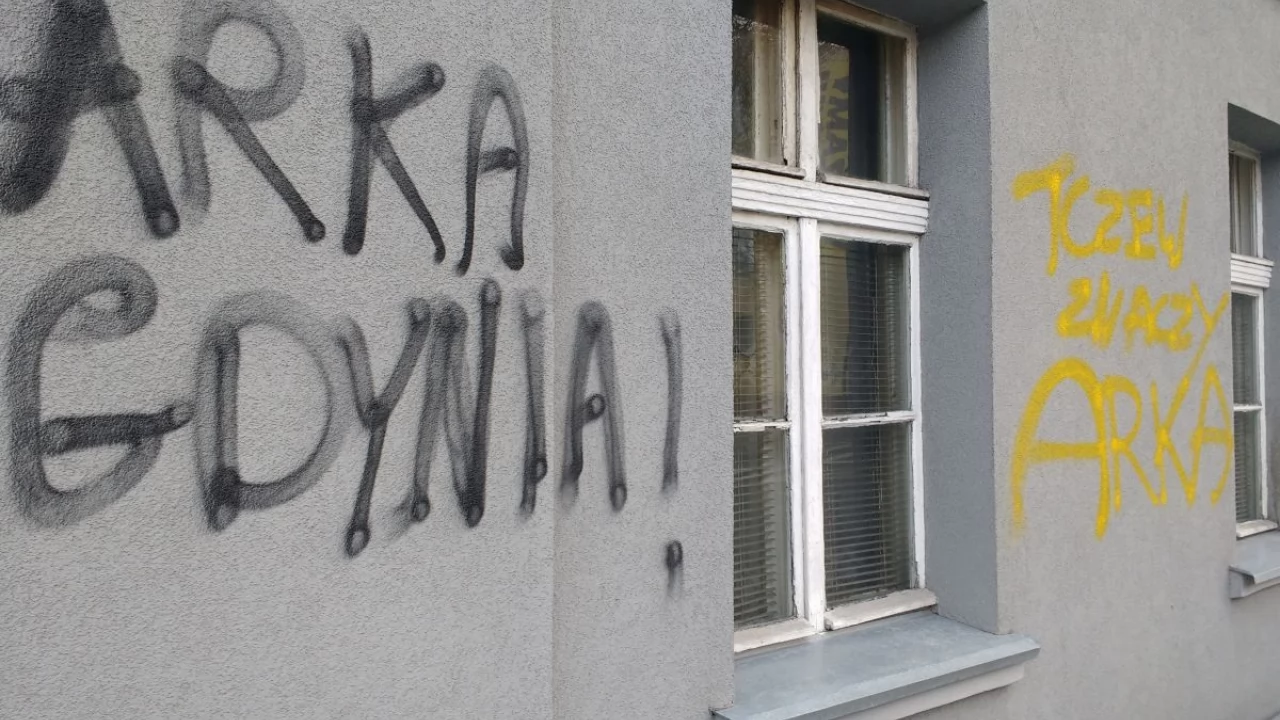 Policjanci szukają chuliganów, którzy pomazali elewacje
