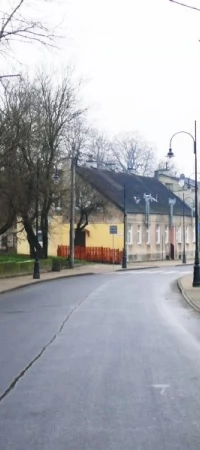 Od kilku lat Zamkowa sukcesywnie się zmienia - z prawej kamienica do remontu