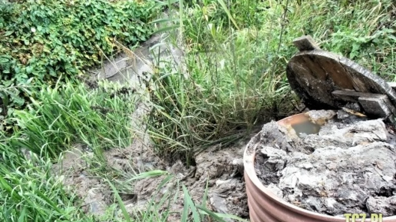 Smród i spływające do rzeki ścieki z bloków w Rokitkach. Wyjaśniamy sprawę