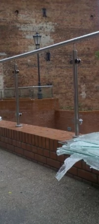 Sprawcy zniszczyli aż 20 klejonych szyb