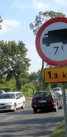 Znaki pojawiły się przy wyjeździe i wjeździe do miasta
