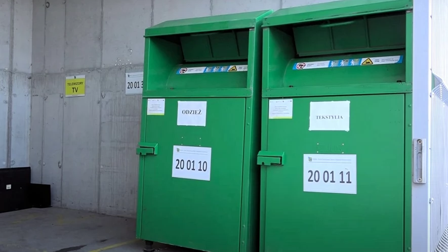 "Wożenie na Rokicką kilku sztuk ubrań jest uciążliwe". Potrzebna zmiana w systemie utylizacji tekstyliów?