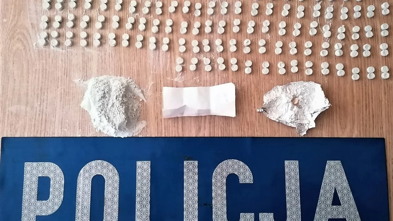 Tabletki ecstasy i amfetamina w mieszkaniu 32-latka
