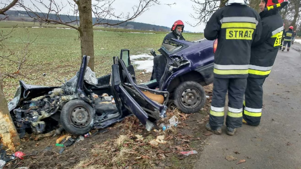 Wypadek w Narkowach. Ranna osoba uwięziona w aucie