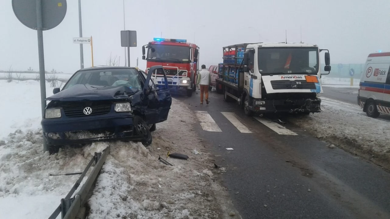 Zderzenie VW Polo z ciężarówką przewożącą butle z gazem