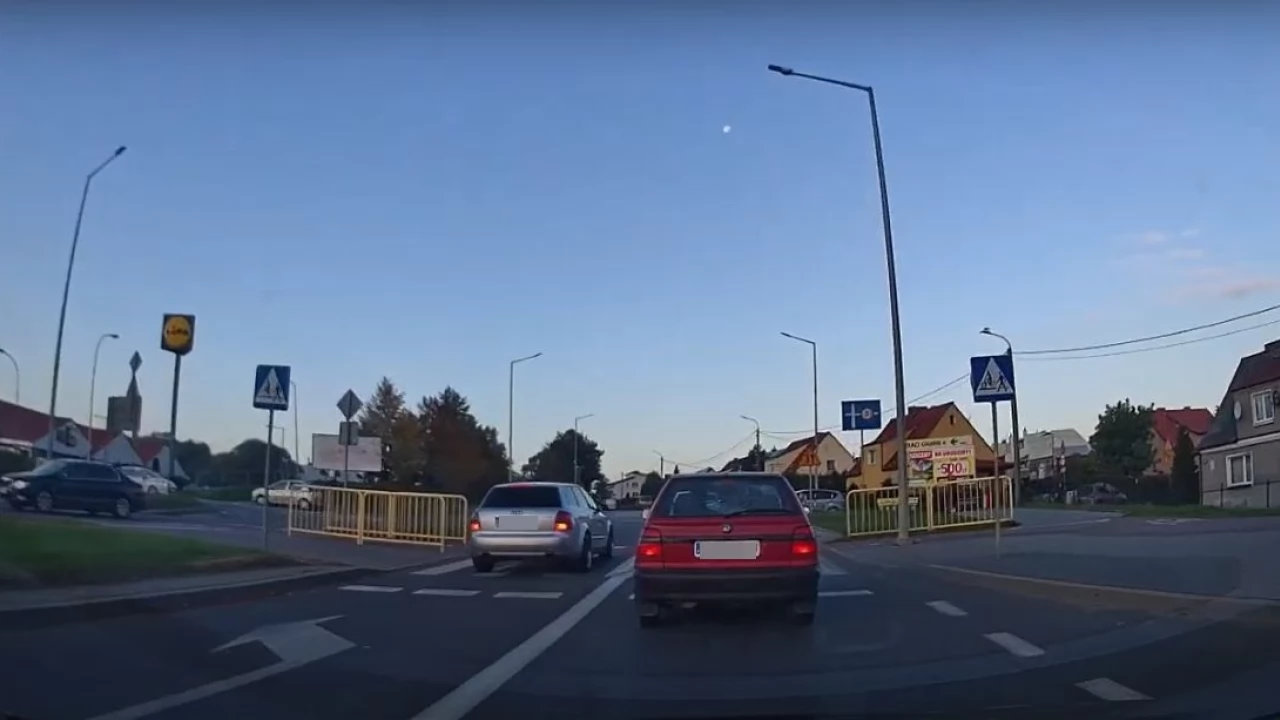 Wyprzedzanie na przejściu, rowerzysta miał szczęście! "Na niektórych taryfikator nie działa..."