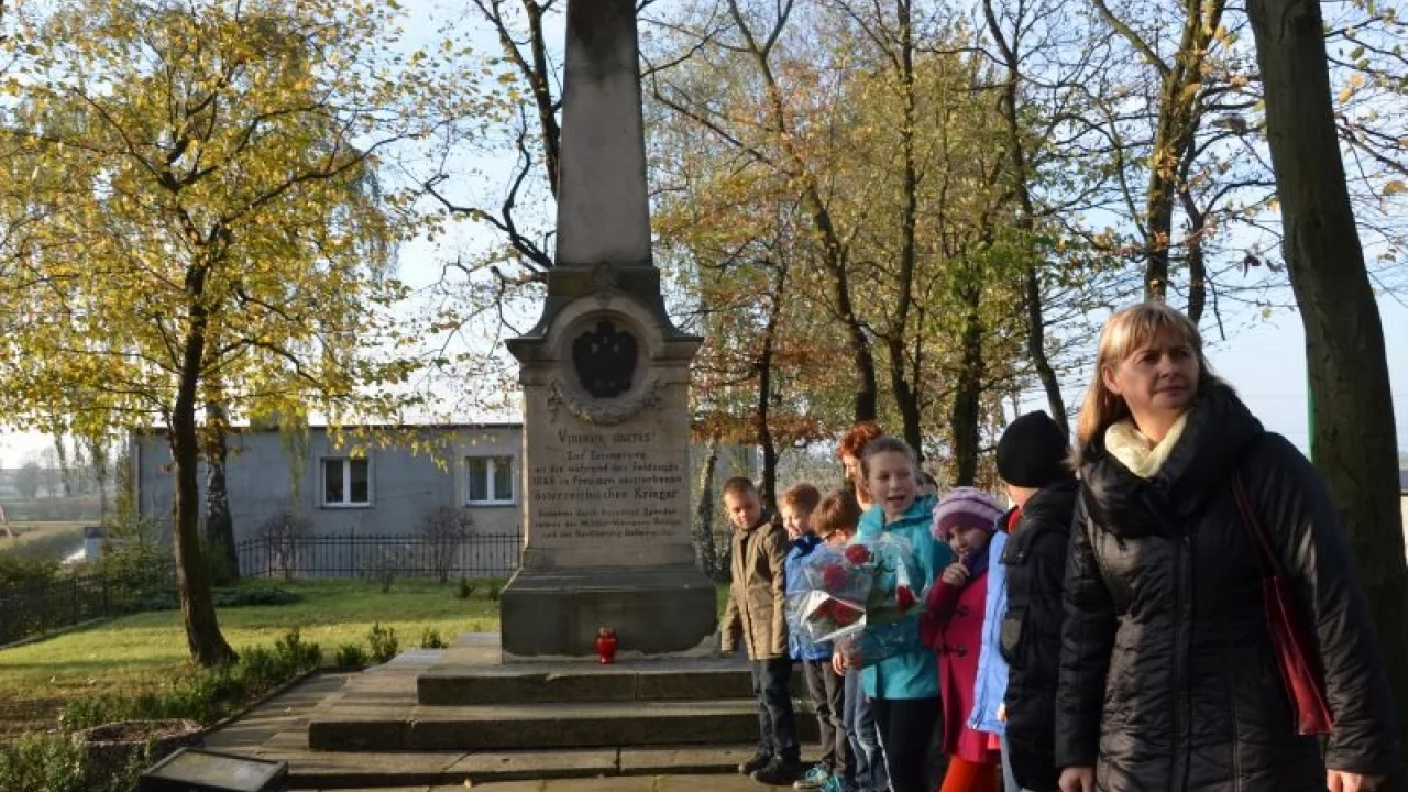 Upamiętnili jeńców wojennych pochowanych na Suchostrzygach