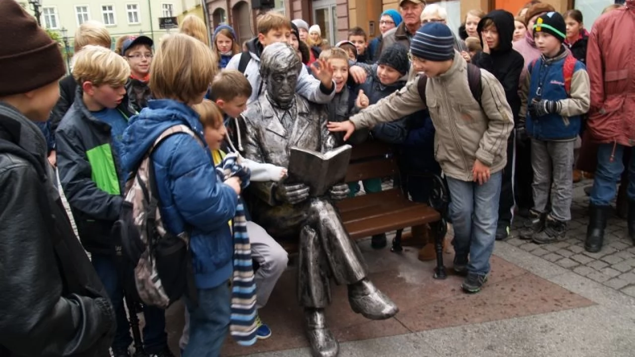 Na Starym Mieście stanęła ławeczka z wizerunkiem Romana Landowskiego