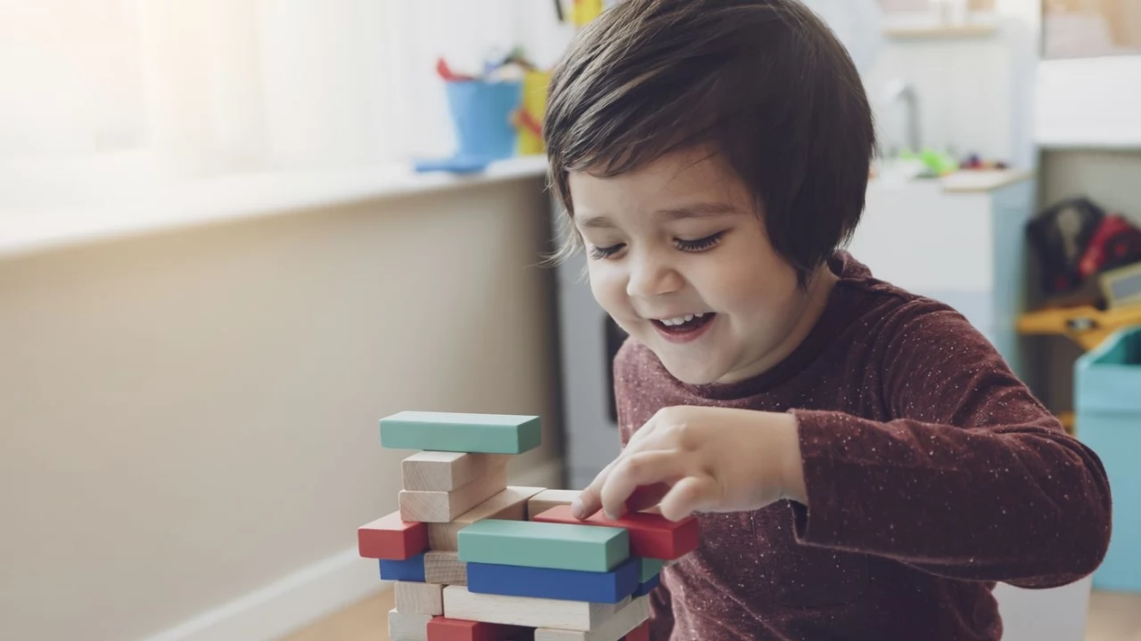 Nowy trend parentingowy - odpicuj drewniany domek dla lalek!