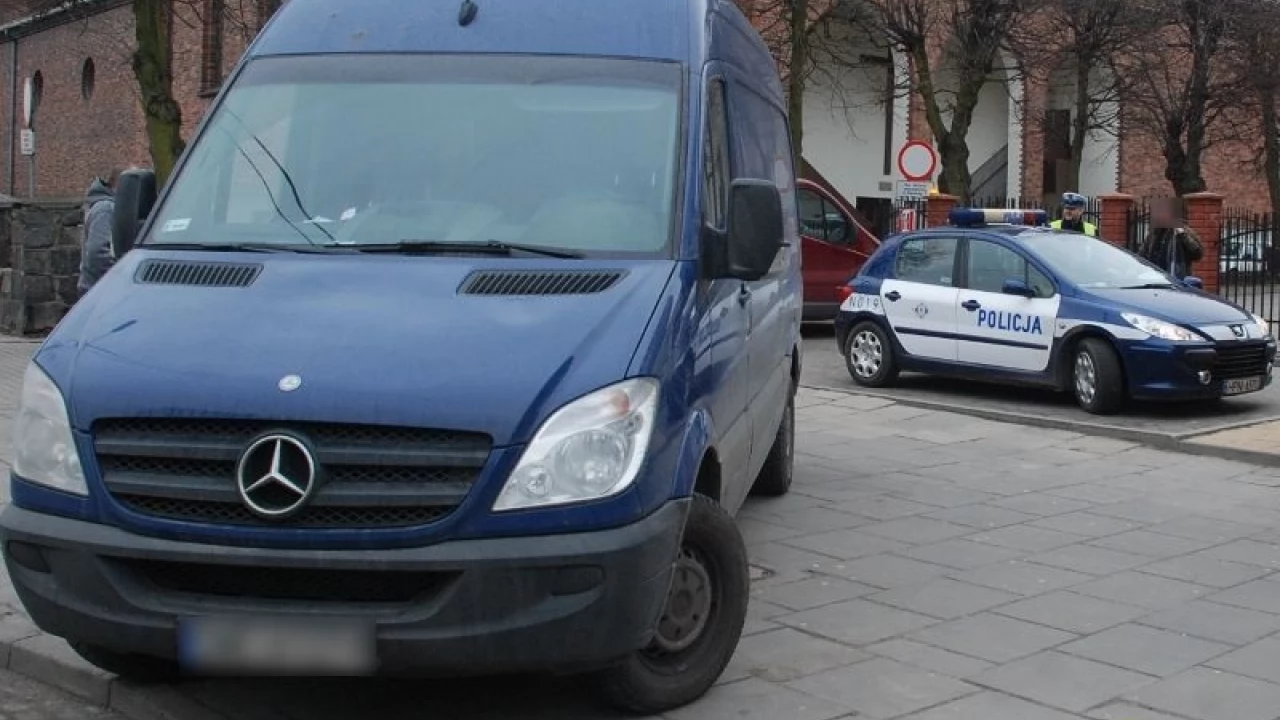 Cofał i potrącił idącego chodnikiem 87-latka