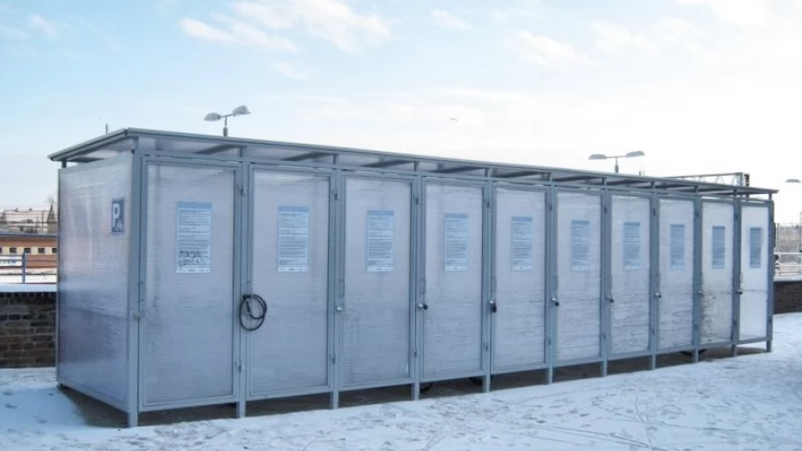 Jedna z wiat stanęła przy dworcu PKP, kolejne przy ratuszu i na parkingu przy ul. Łaziennej