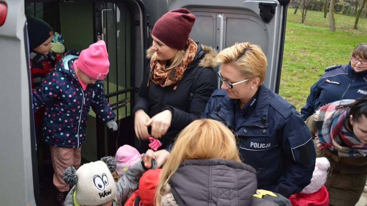 Przedszkolaki uczyły się bezpieczeństwa na drodze