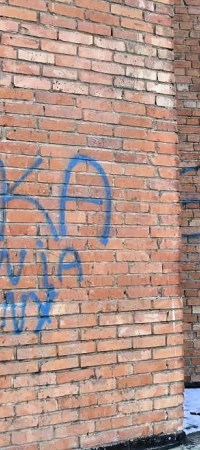 Kibicowskie napisy pojawiły się nawet na kościele