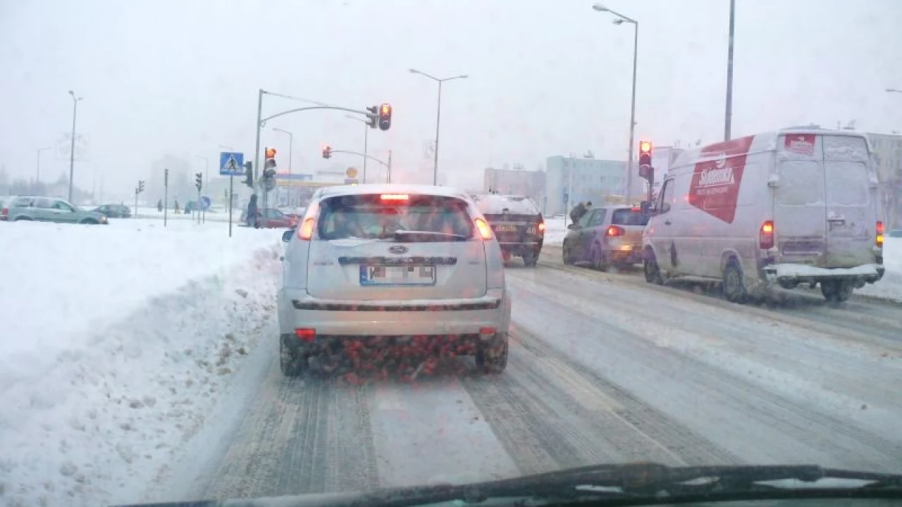 Kolizja na A1. Czeka nas dzień z opadami śniegu i deszczu ze śniegiem