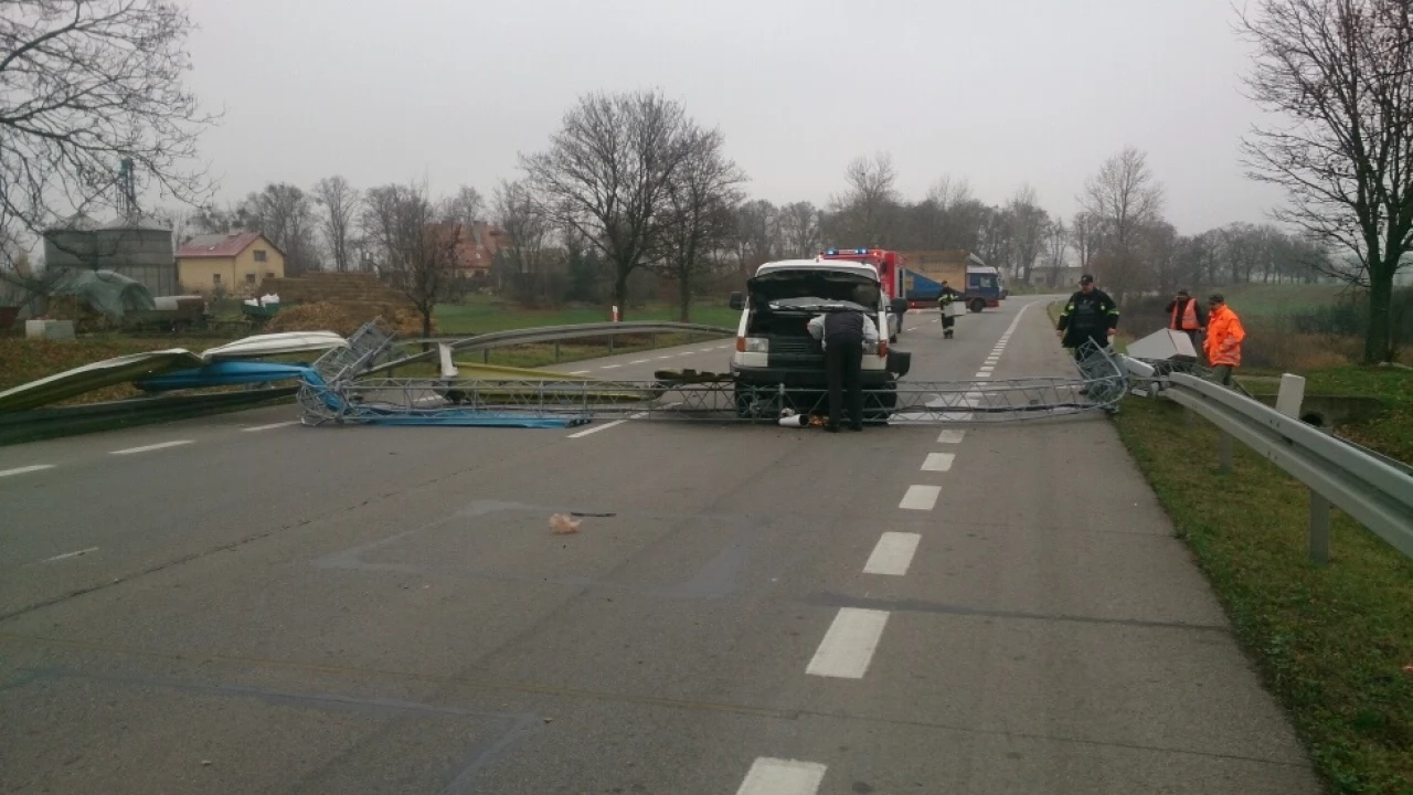 Poważna kolizja na dk 91. Przewrócona bramownica zatrzymała ruch