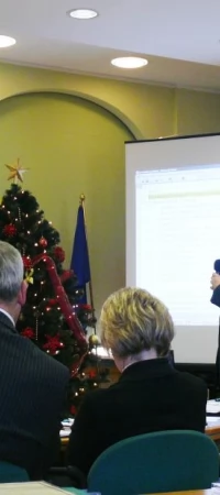 Mirosław Ostrowski (z prawej) podczas dyskusji z radnym Jezierskim (na mównicy) w 2009 roku