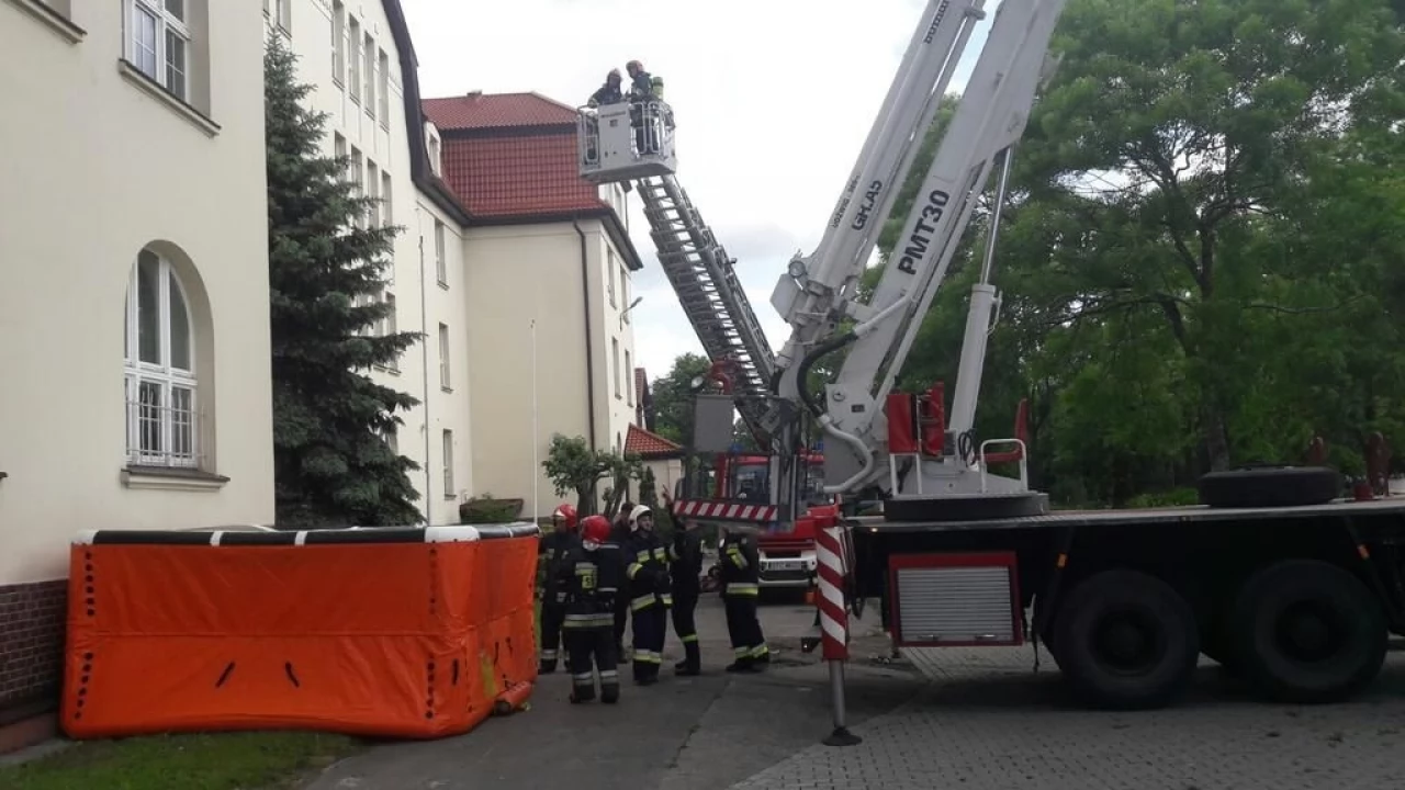 Dym w jednej z sal lekcyjnych, uczniowie uwięzieni w klasie... na szczęście to ćwiczenia