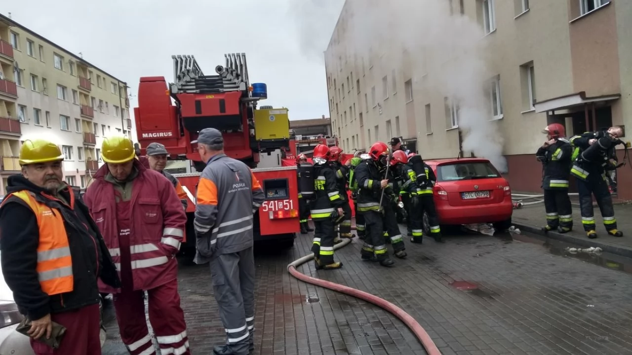 Pożar na Saperskiej. Mężczyzna znaleziony w piwnicy w ciężkim stanie, jest więcej poszkodowanych