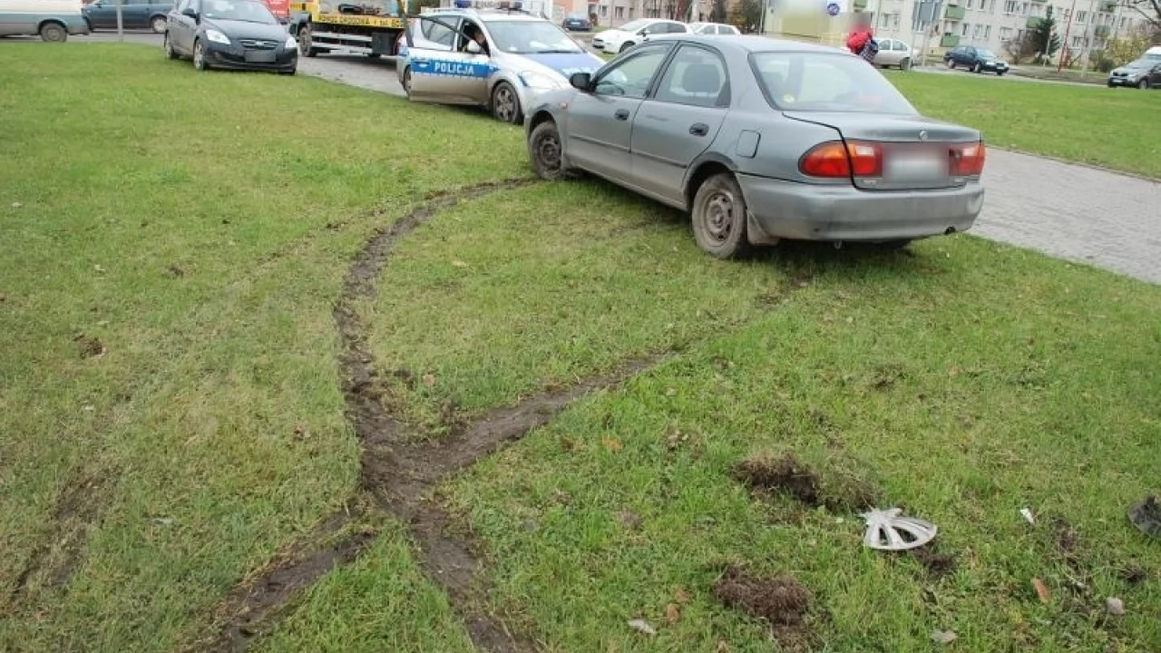 Ciężarówka wjechała na czerwonym - siła uderzenia wyrzuciła auto z drogi