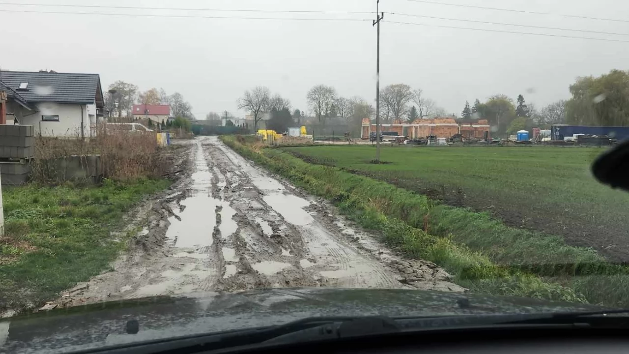 Błotnisty dojazd do domów w Czatkowach