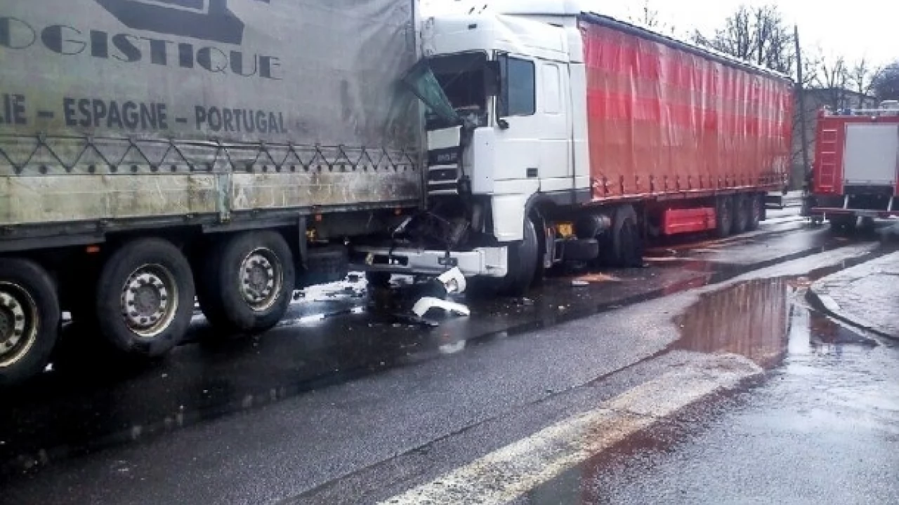 Wypadek dwóch ciężarówek i "osobówki" - dk "91" zablokowana