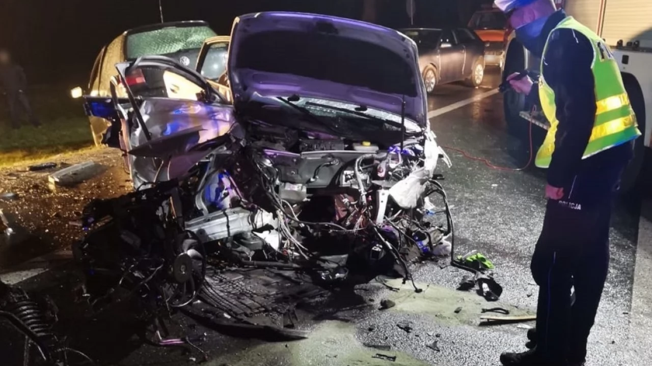 Policja wyjaśnia okoliczności tragedii w Jeleniu. Kierowca zjechał na przeciwny pas ruchu