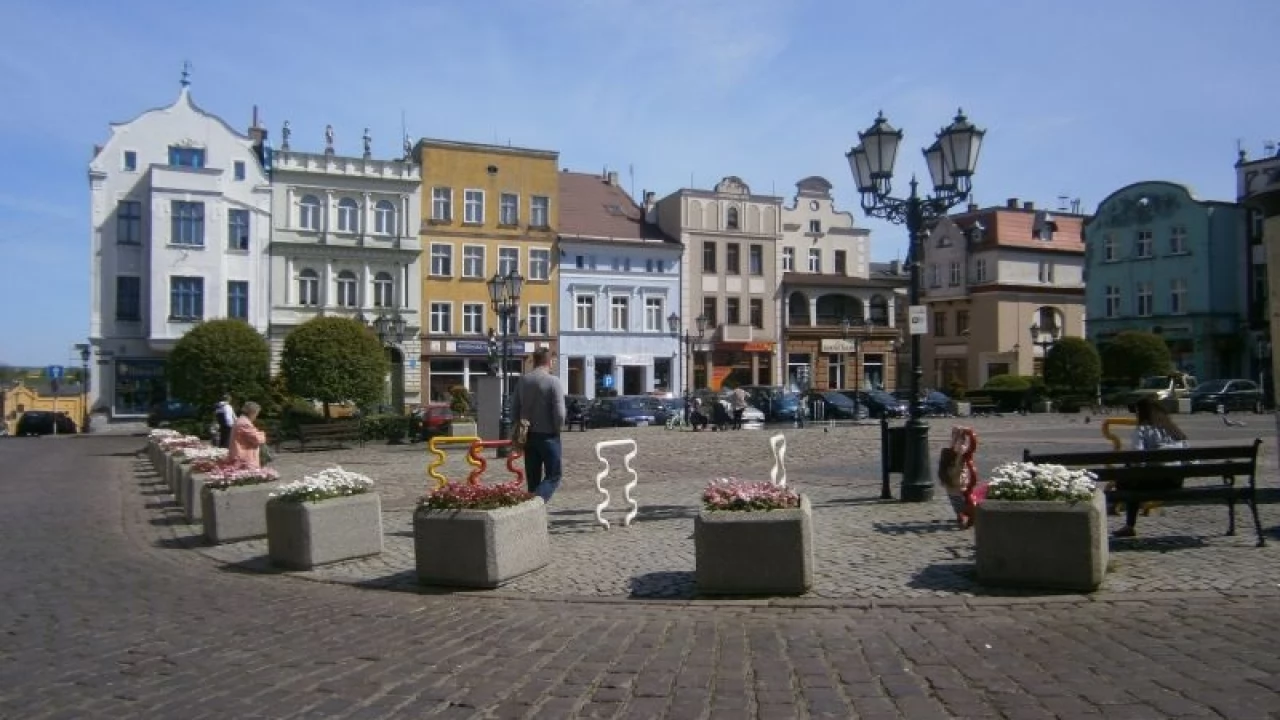 Kupcy ze Starego Miasta chcą więcej miejsca dla aut - "Klient musi podjechać pod sam sklep"
